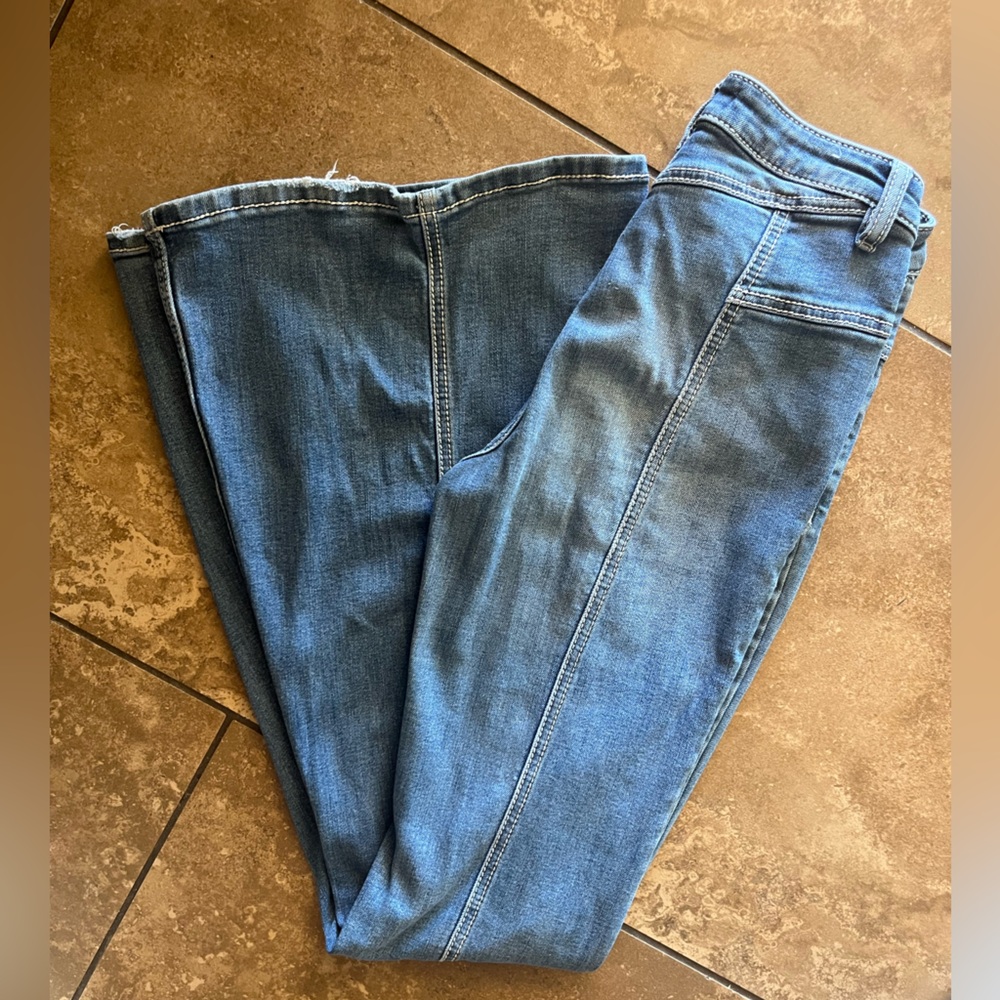 Women's SHYANNE Flared Jeans
Size 27
Length 36 
High Waisted Bareback Jeans
